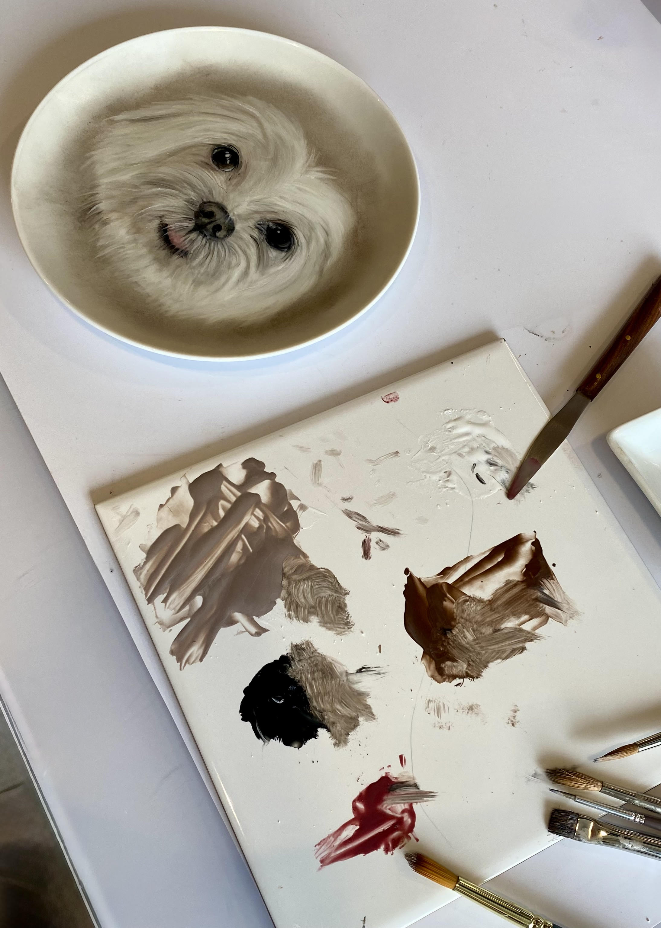 Artista pintando porcelana com delicadeza