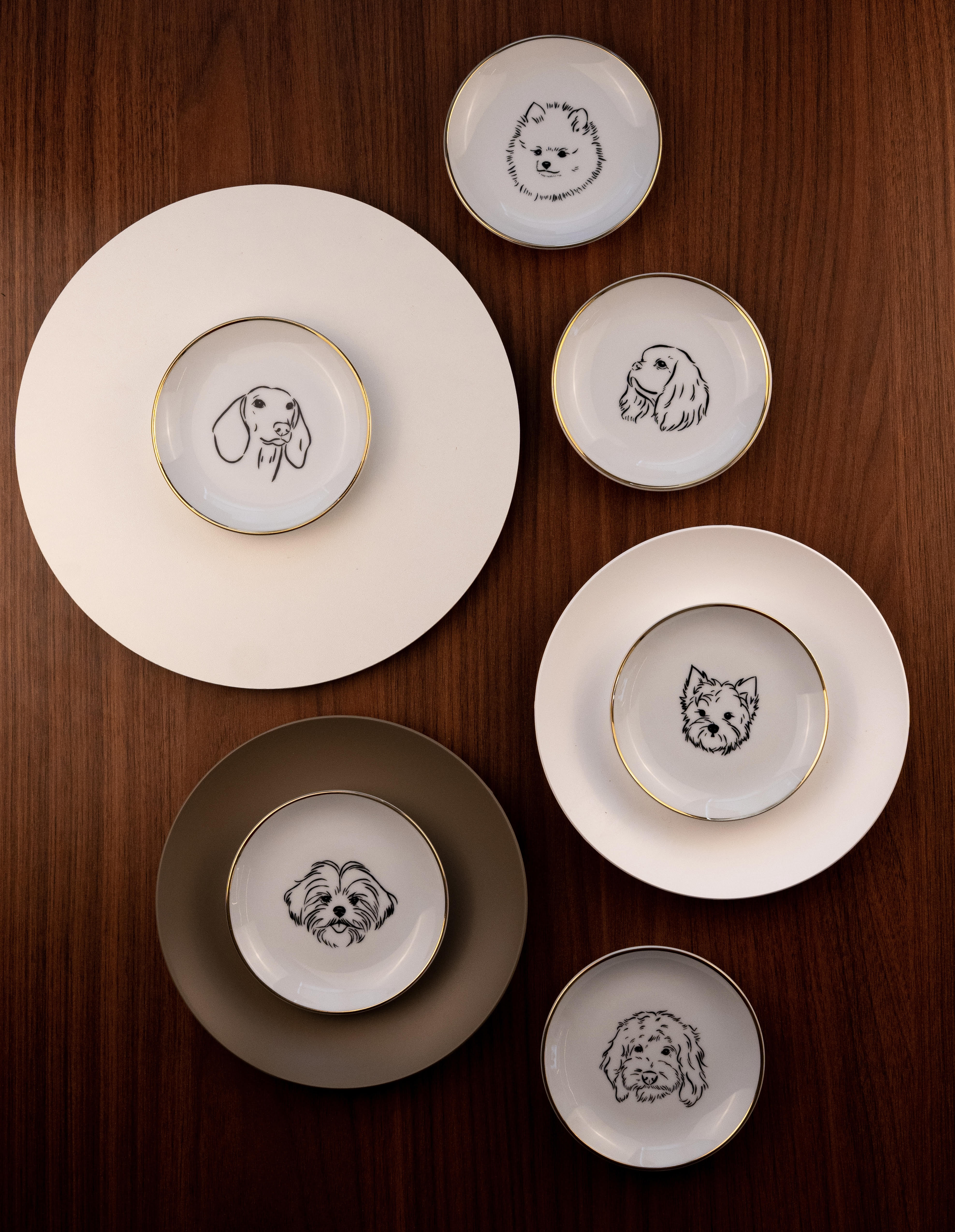 Detalhes artísticos em porcelana pintada à mão